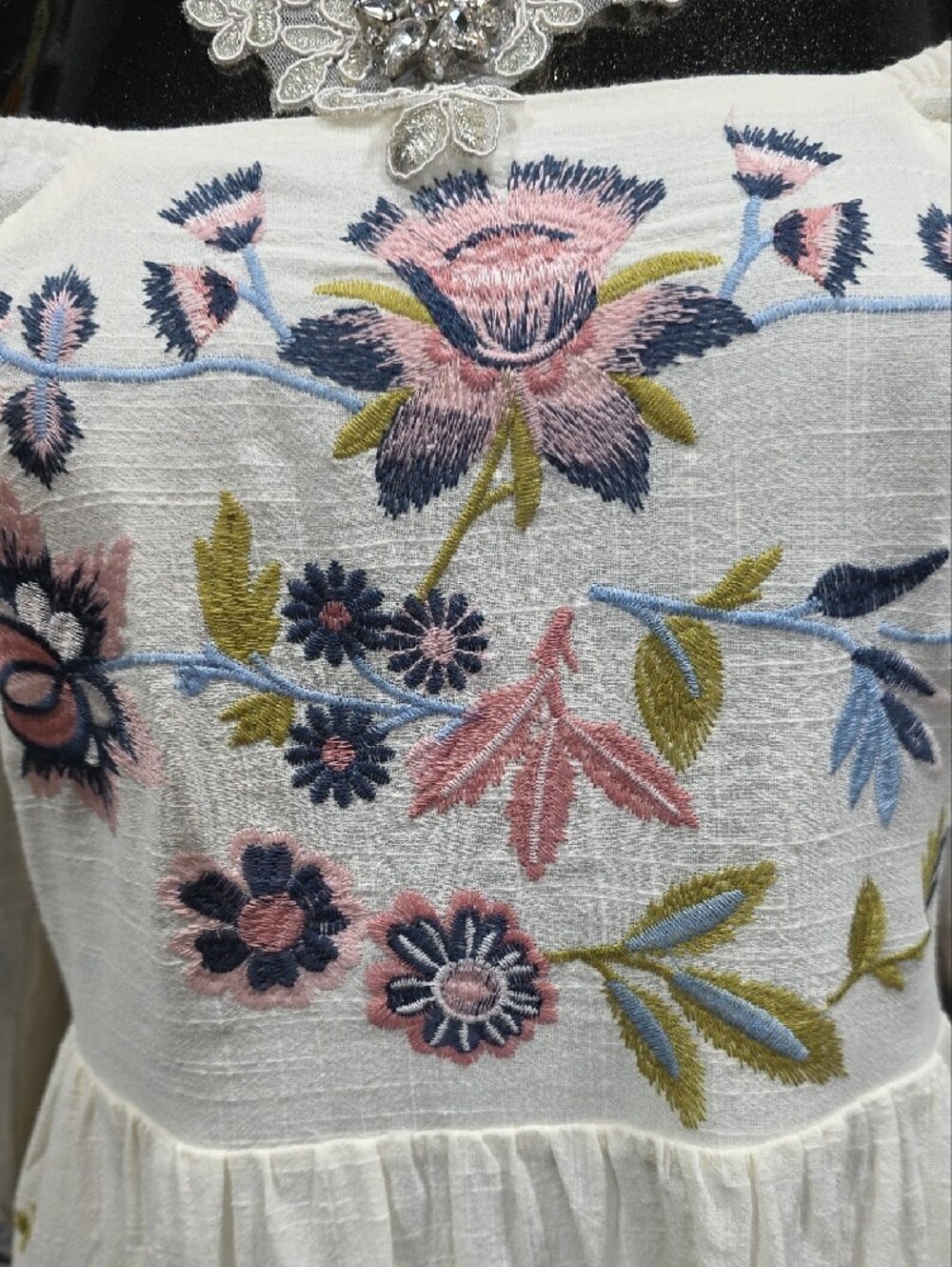 Reba White On/ Off-Shoulder Embroidered Maxi Dress - Picture 6 of 12